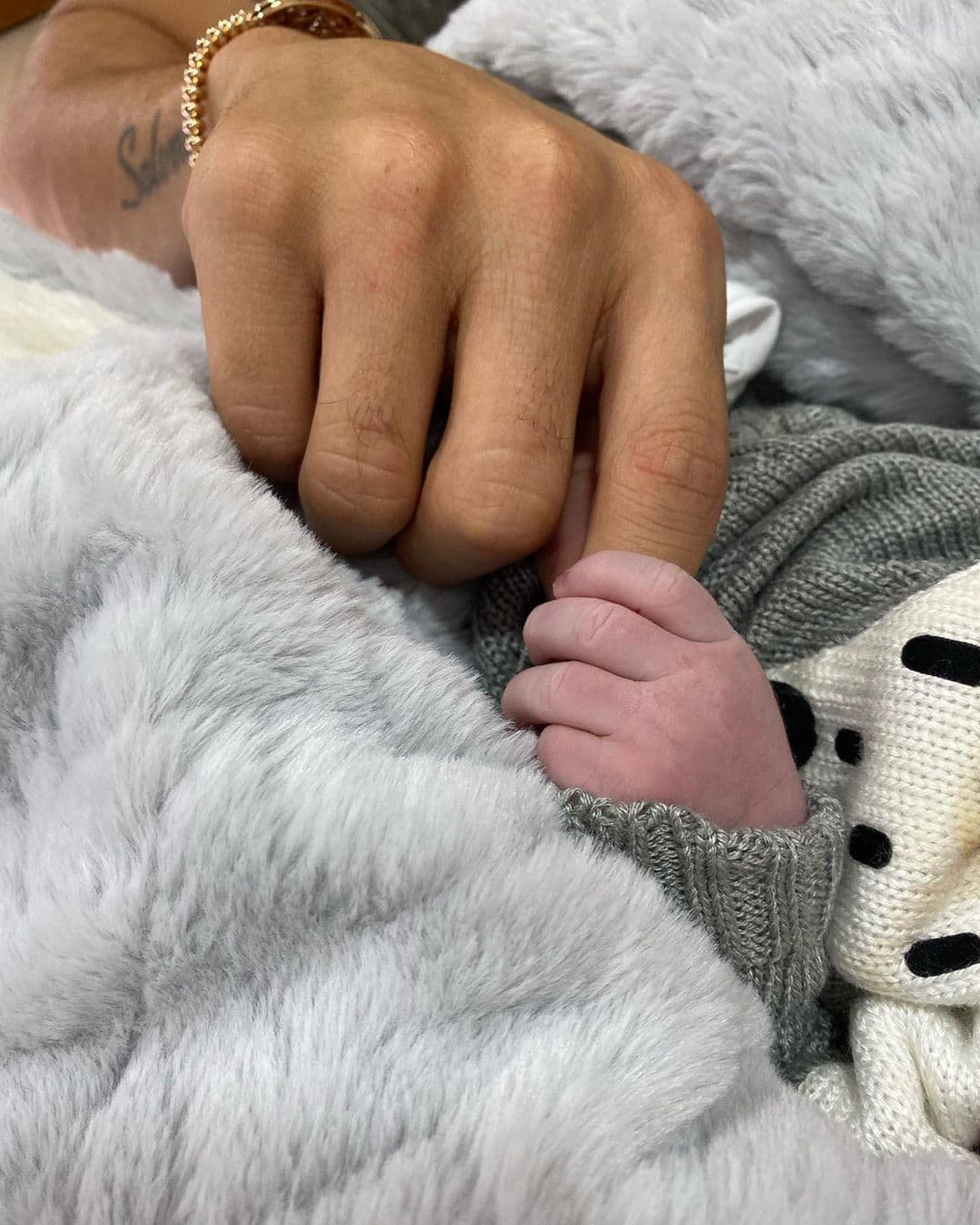 James Rodríguez decidió ser papá soltero de un niño que llamó Samuel, el cual llegó al mundo el 28 de octubre. A pesar de que tiene una relación con Shannon de Lima, él no quería repetir la historia que vive actualmente, ya que comparte la custodia de su hija, Salomé, con su expareja.