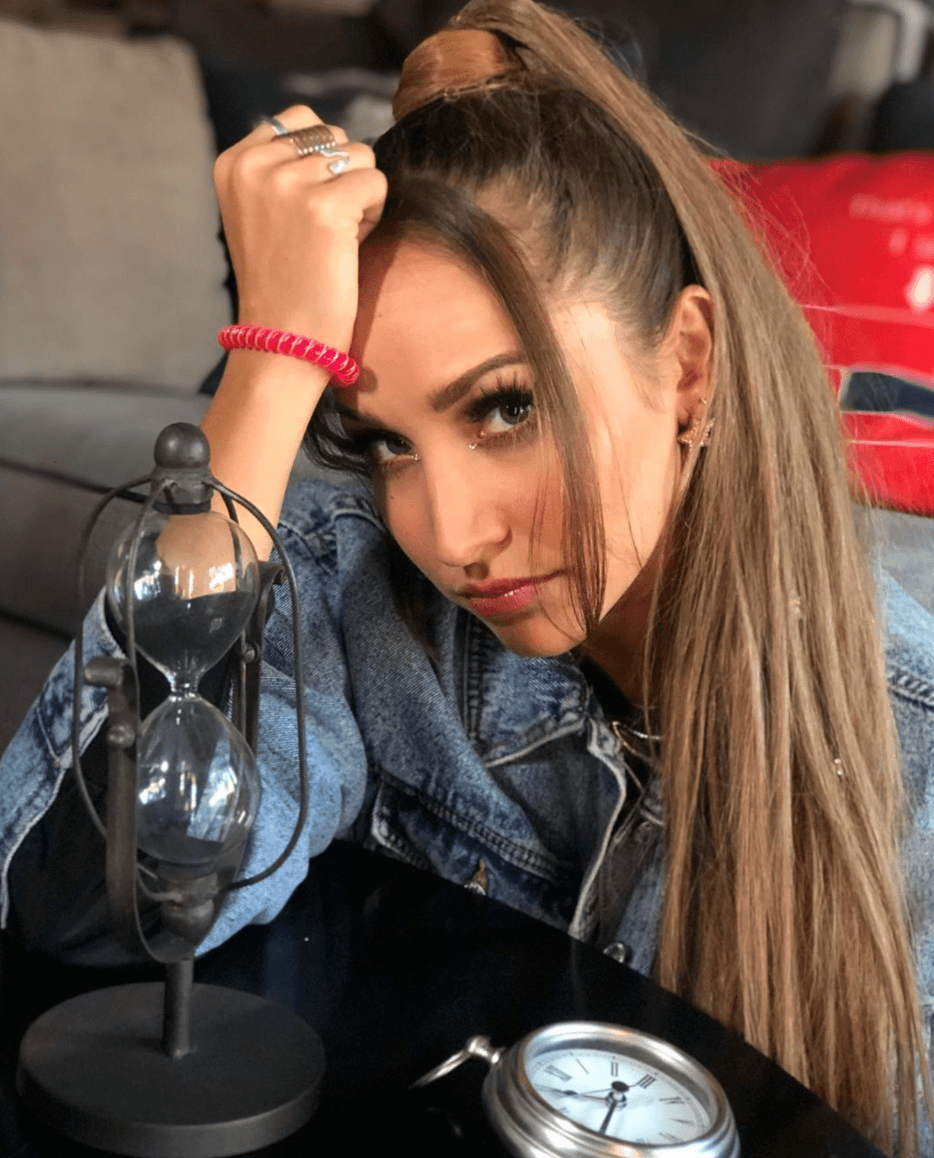 El 25 de junio, a través de una transmisión en vivo, el actor y
<b>Jessica Díaz</b>, revelaron que su relación había llegado a su fin. El amorío inició en febrero del 2020, pero decidieron terminar a pocos meses de haber iniciado. Pese a su separación, ellos aseguran que conservan una amistad y aún se siguen llamando entre ellos, “conejitos”.