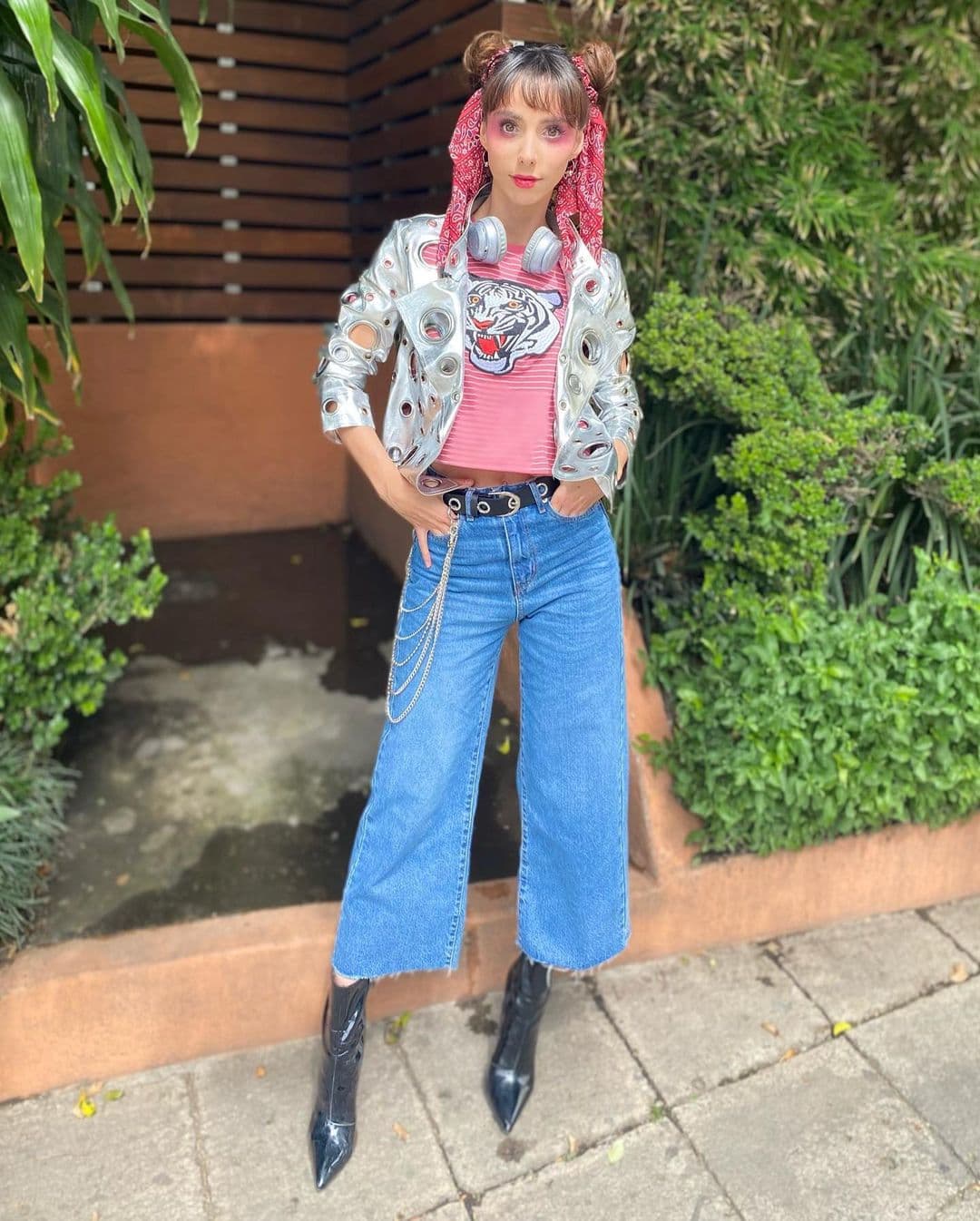 Con jean y cadenas, así fue su atuendo inspirado en Elefante.
