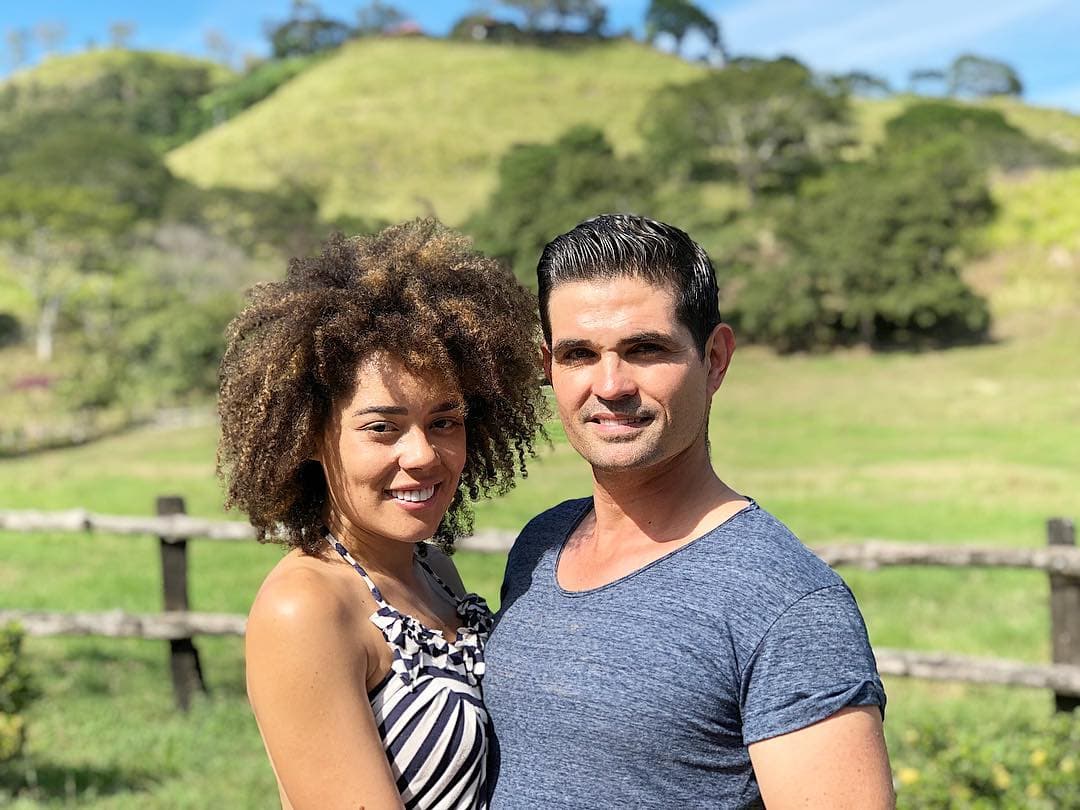 Ferdinando Valencia y Brenda Kellerman confirmaron hace unos días que esperan mellizos y con estas fotos la modelo presume su embarazo.