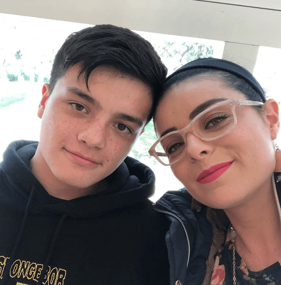 A los 19 años, Violeta Isfel recibió la llegada de su único hijo, Omar. Pese a las dificultades que tuvo por la separación de su entonces pareja, ella ha logrado sacar adelante al niño de ahora 14 años.