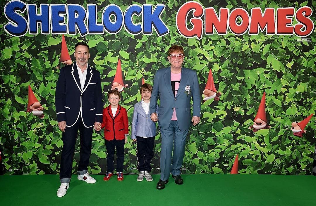 Elton John y David Furnish deseaban convertirse en padres pero en Ucrania les fue negado el trámite por tratarse de una pareja homosexual, de acuerdo con People en Español. Ellos no se rindieron y, a través de un vientre en alquiler, en el 2010 fueron papás de Zachary y tres años después de Elijah.