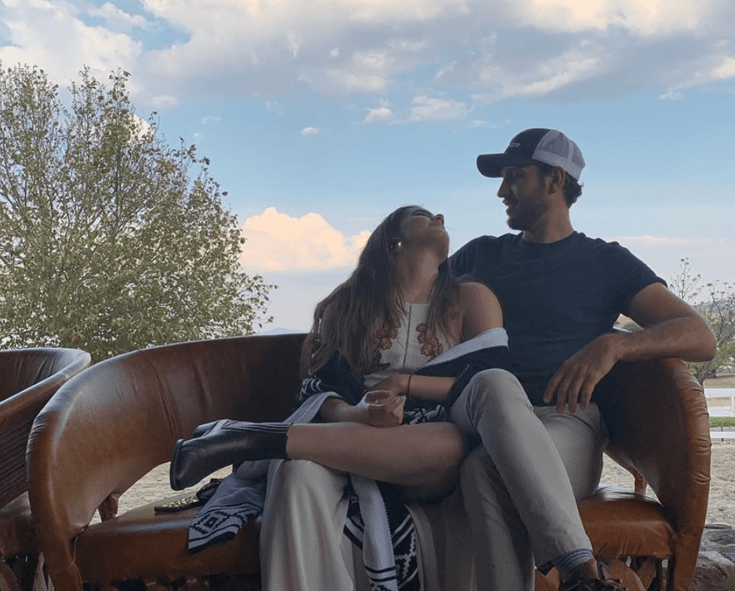 Hasta el momento se desconoce cómo fue la pedida de mano, seguramente, la también cantante revelará detalles más adelante.