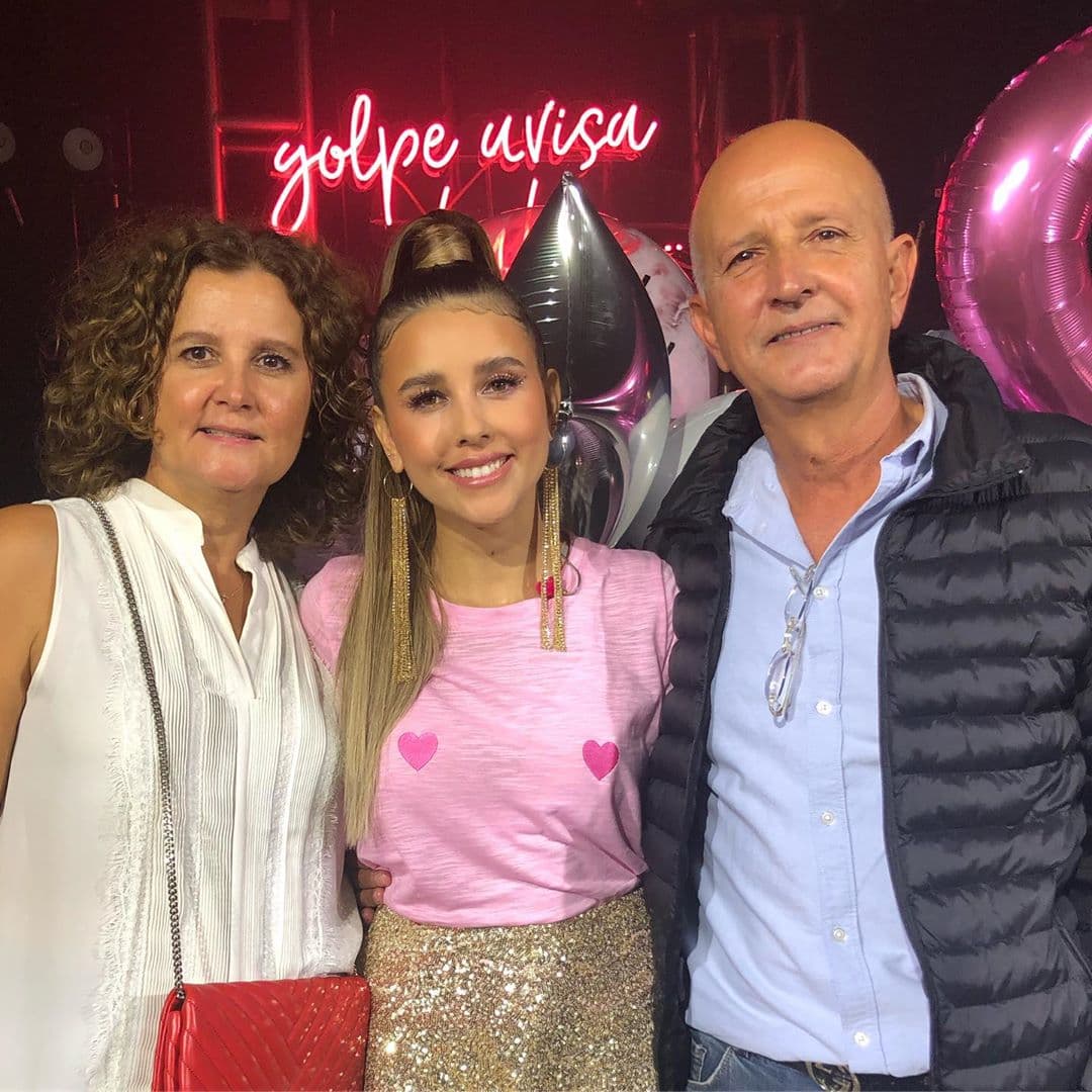 "La luz y la fuerza están dentro de ti, no hay nada en el mundo que no puedas lograr, hay que abrir el corazón, porque el amor siempre perdona a un corazón que se equivoca, porque el amor te da la fuerza cuando tienes las alas rotas, porque el amor es lo que importa, el amor siempre te salva de un corazón que ya no canta... (palabras de mi papá)", escribió.
