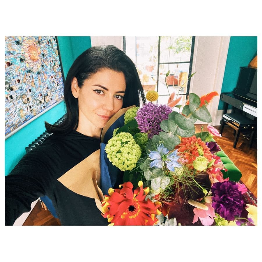 La artista de 34 años concluyó su publicación, agregando que además de buscar una reconciliación con su cabello natural, parte de los motivos que la orillaron a dejar de pintar su cabello fue a causa de dolores de cabeza y malestares por teñir su cabello tan seguido y que, todavía usando productos que en su etiqueta decían ‘orgánicos’, descubrió una gran cantidad de químicos tóxicos, a los cuales no quería exponer su cuerpo de nuevo.