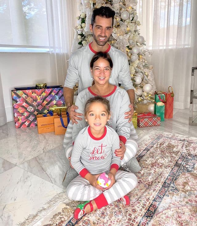 Posteriormente, el pasado
<b>febrero</b> Adamari López habló su matrimonio en el programa "Hoy día", desmintiendo que su relación fuera perfecta, sin embargo, admitiendo que la pareja hacía de todo para luchar por su amor.
<br>
<br>"Hemos tenido nuestros buenos y nuestros malos momentos dentro de la relación, pero creo que todo nos ha hecho unirnos más, crecer más, admirarnos más", declaró la conductora.