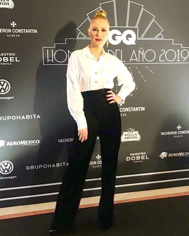 La mejor forma comenzar a adoptar este look es desde lo básico; unos pantalones negros con camisa blanca, como el de Daniela Magún, será infalible en ocasiones formales o incluso para eventos de trabajo.