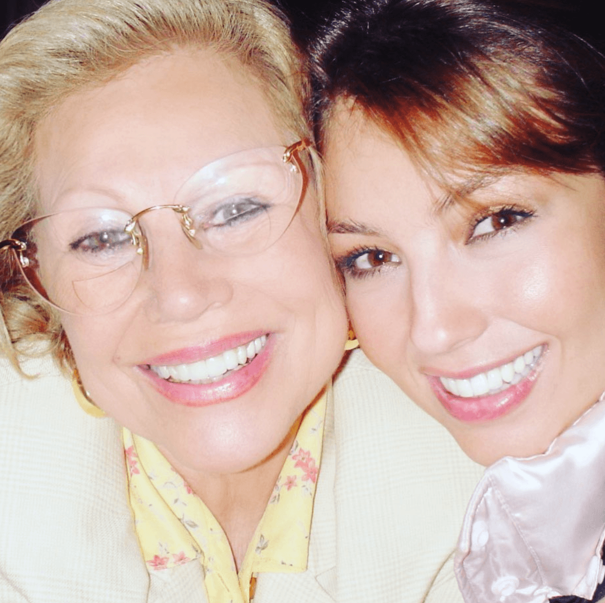 El próximo 27 de mayo se cumplen 9 años del sensible fallecimiento de la mamá de
<b>Thalía</b>. Para la actriz fue un shock perder a su mamá, justo cuando estaba embarazada de su segundo hijo, que incluso perdió las ganas de vivir. Esta imagen la publicó el año pasado, a 8 años de su partida, y escribió: “Estás más cerca que nunca mamá ¡te amo por siempre! “.