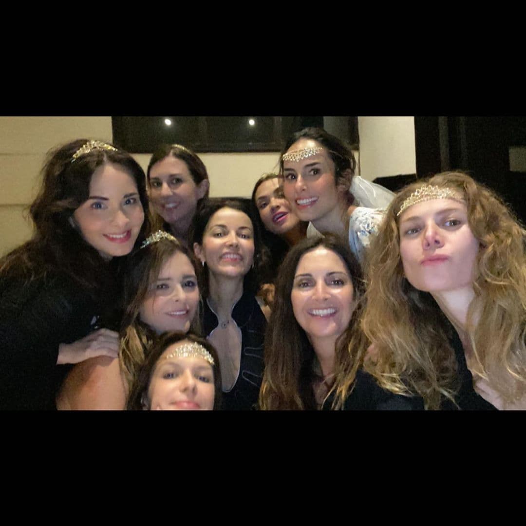 Adriana Louvier, Grettel Valdez e Iliana Fox fueron algunas de sus amigas que estuvieron acompañándola, durante su despedida. Esta última fue quien le presentó a su prometido.