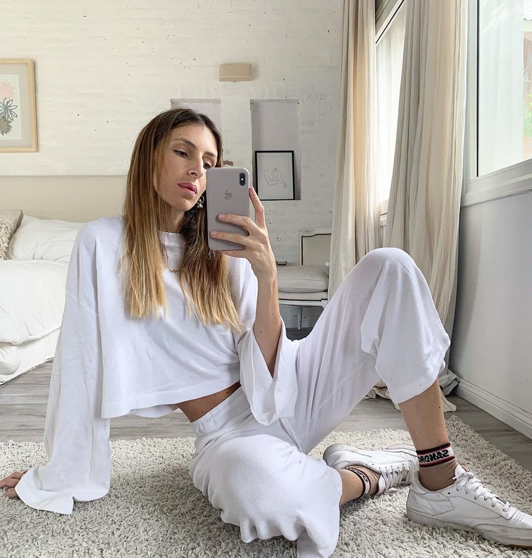 Seguramente ya te hartaste de usar tu pijama siempre. Tienes una videollamada de trabajo o con amigas y quieres verte bien pero no quieres dejar de sentirte cómoda. Te recomendamos utilizar ropa holgada sin perder el estilo. Los colores neutros, aunque no lo creas, te harán sentir fresca.