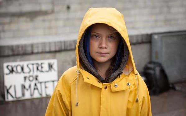 Greta Thunberg, una joven sueca de 16 años, comenzó a protestar y a organizar huelgas para visibilizar la situación del cambio climático. En menos de un año pasó de pararse sola en una plaza de su ciudad a convocar marchas con millones de personas, jóvenes principalmente, alrededor del mundo. Greta ha tenido la oportunidad de hablar ante la ONU y exigirle a los líderes del mundo que tomen acciones reales y rápidas para ponerle fin al calentamiento global. La chica, que además tiene Síndrome de Asperger, ha rechazado premios o patrocinios, porque se niega a dejar que su lucha se convierta en algo que se trata solo de ella o que las marcas quieran aprovecharse de su movimiento.