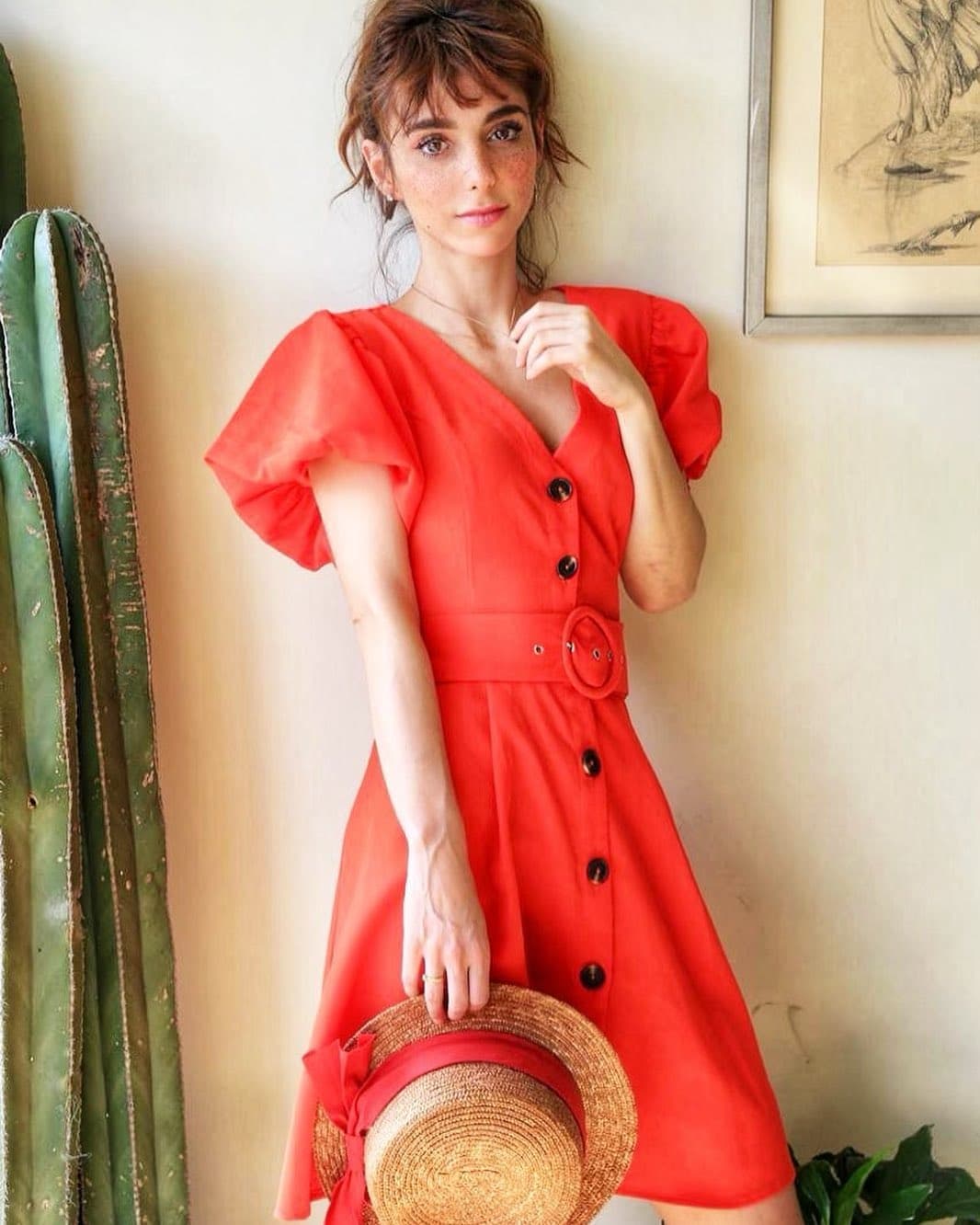 Aquí otro look ideal para “pasar a la sala”, pero esta vez en un vestido rojo con hombreras, también del diseñador Almus de la Torre. Los seguidores de Natalia preguntan: “¿qué indumentaria tienes preparada para cuando visites el comedor?”.