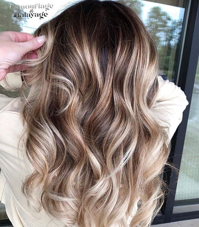 Sin duda, en cuestión de tendencias para looks de cabello, la favorita desde hace un par de temporadas es la del balayage en rubio platinado.