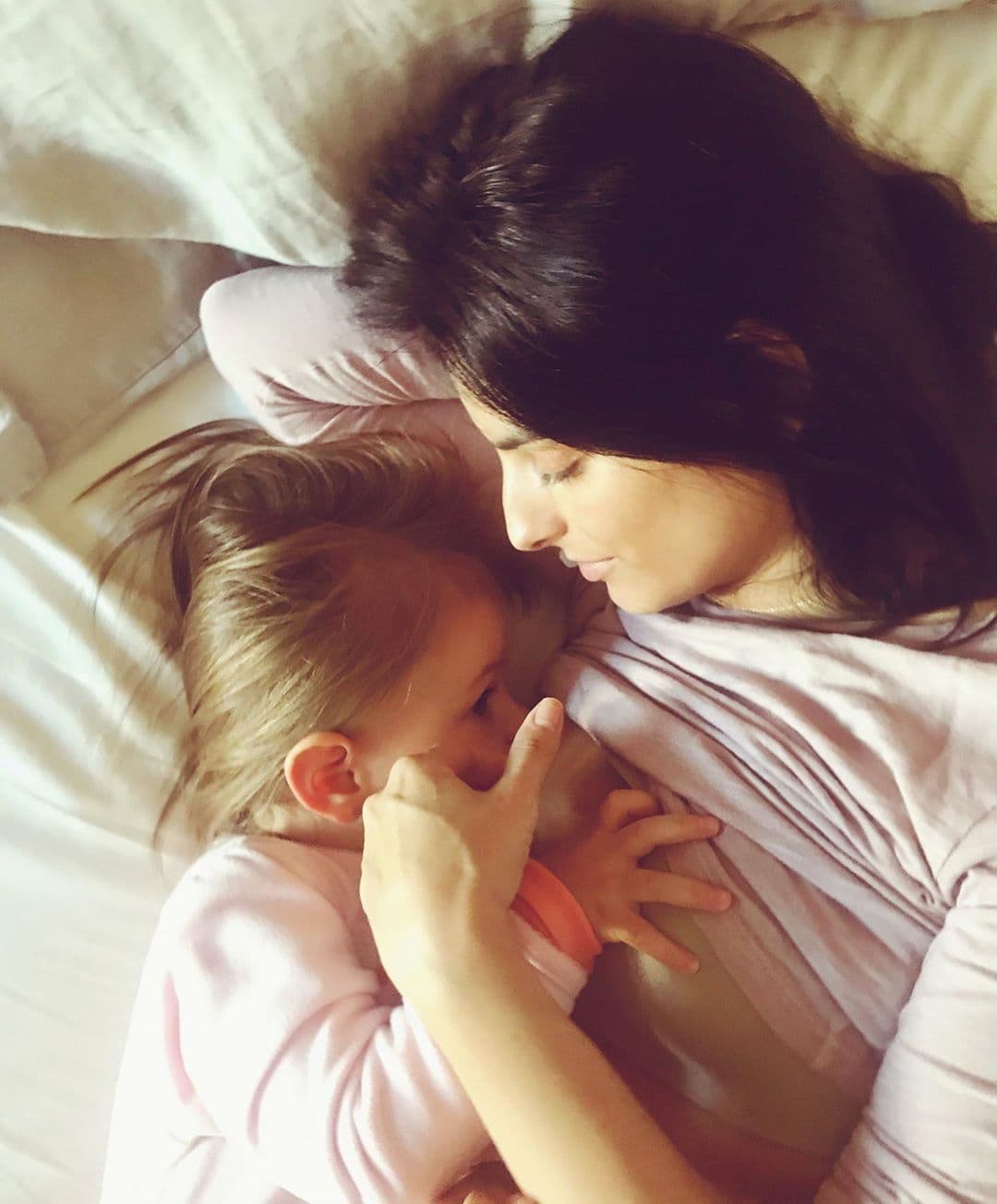 Aislinn Derbez platicó en su cuenta de Instagram, que se unió a un chat con otras mamás primerizas, lo cual le ayudó a notar que todo lo que le estaba pasando en cuanto a sus cambios hormonales era normal y parte de un proceso.