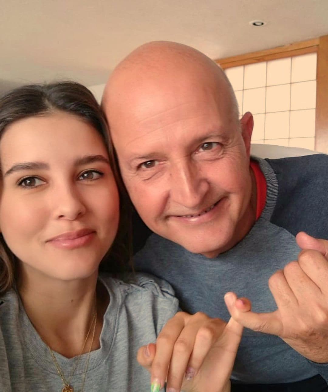 Paulina Goto se hace tatuaje para recordar a su recién fallecido padre