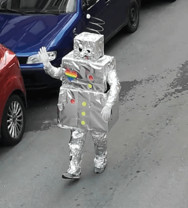 "En el día número 23 del confinamiento: hoy se ha visto un robot paseando a sus anchas por el barrio, claro, las calles están vacías y ellos lo saben".
