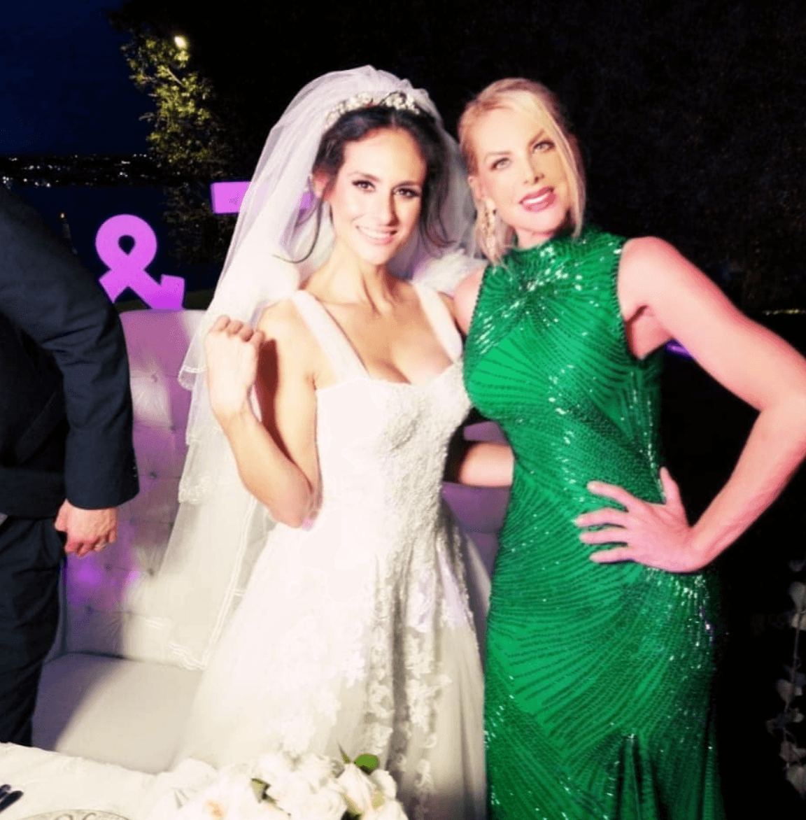 Lorena Herrera fue madrina de lazo y compartió algunas imágenes de la fiesta. Además, compartió algunos detalles de la recepción. “Realmente todo fue perfecto!! Llegando nos hicieron la prueba de
<a href="https://www.instagram.com/explore/tags/covid19/">#covid19</a> a todos ! Ella lució 2 vestidos y un peinado que parecía una princesa! Una boda llena de detalles hermosos: Su hermano cantándole una canción que compuso para ella y su marido también le compuso y cantó una canción lindísima y se expresó de ella como su Princesa!! !! El, Un príncipe Ingles!”