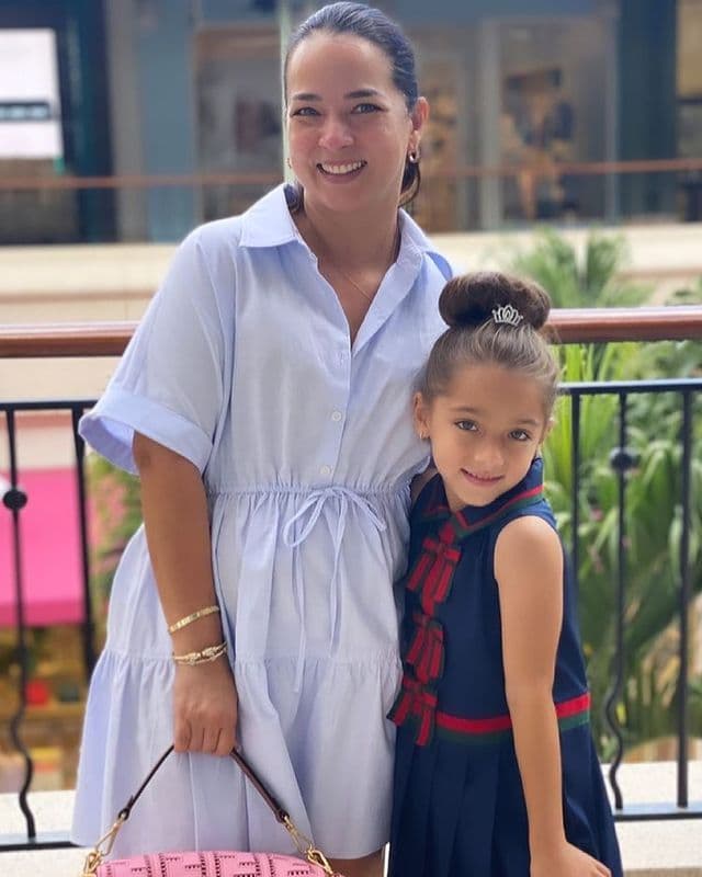 Adamari López demuestra que el cambio que ha logrado se debe no solo al esfuerzo sino también a la paciencia y reconciliación con su cuerpo, por lo que más allá de "esconder" o "disimular", lo más admirable en el estilo de la conductora es la confianza con la que luce sus prendas y modela nuevas siluetas en su guardarropa.