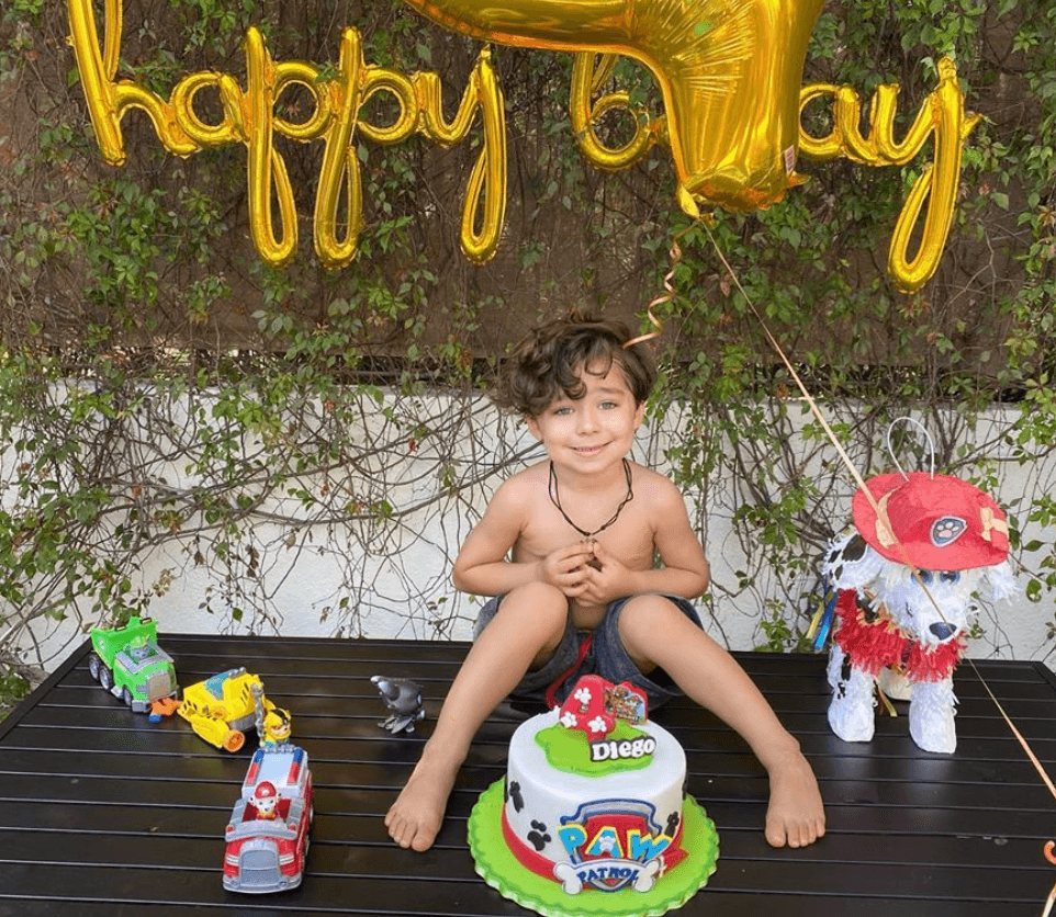 Pero no solo lo felicitaron en Instagram, la pareja le organizó una fiesta en su casa de Puerto Vallarta, donde actualmente residen. Solo los tres festejaron, sin invitados, pero más unidos que nunca en medio de esta pandemia.