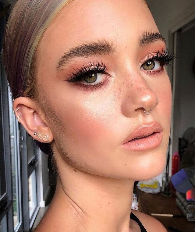 <b>Cejas pobladas y abundantes </b>
<br>
<br>El look ochentero a la Brooke Shields es el estilo más buscado en salones de belleza. Las chicas que fueron naturalmente agraciadas con mucha ceja podrán disfrutar este
<i>look </i>con tan solo peinarlas y aplicar algún gel que las mantenga en su lugar todo el día, aunque para las que no pueden probar suerte con especialistas en técnicas como microblading o planchado de ceja.