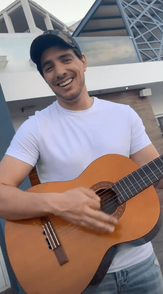 Esta nueva relación para Vadhir se da después de un par de años soltero, pues su último noviazgo fue con la modelo Mallory Caballero.