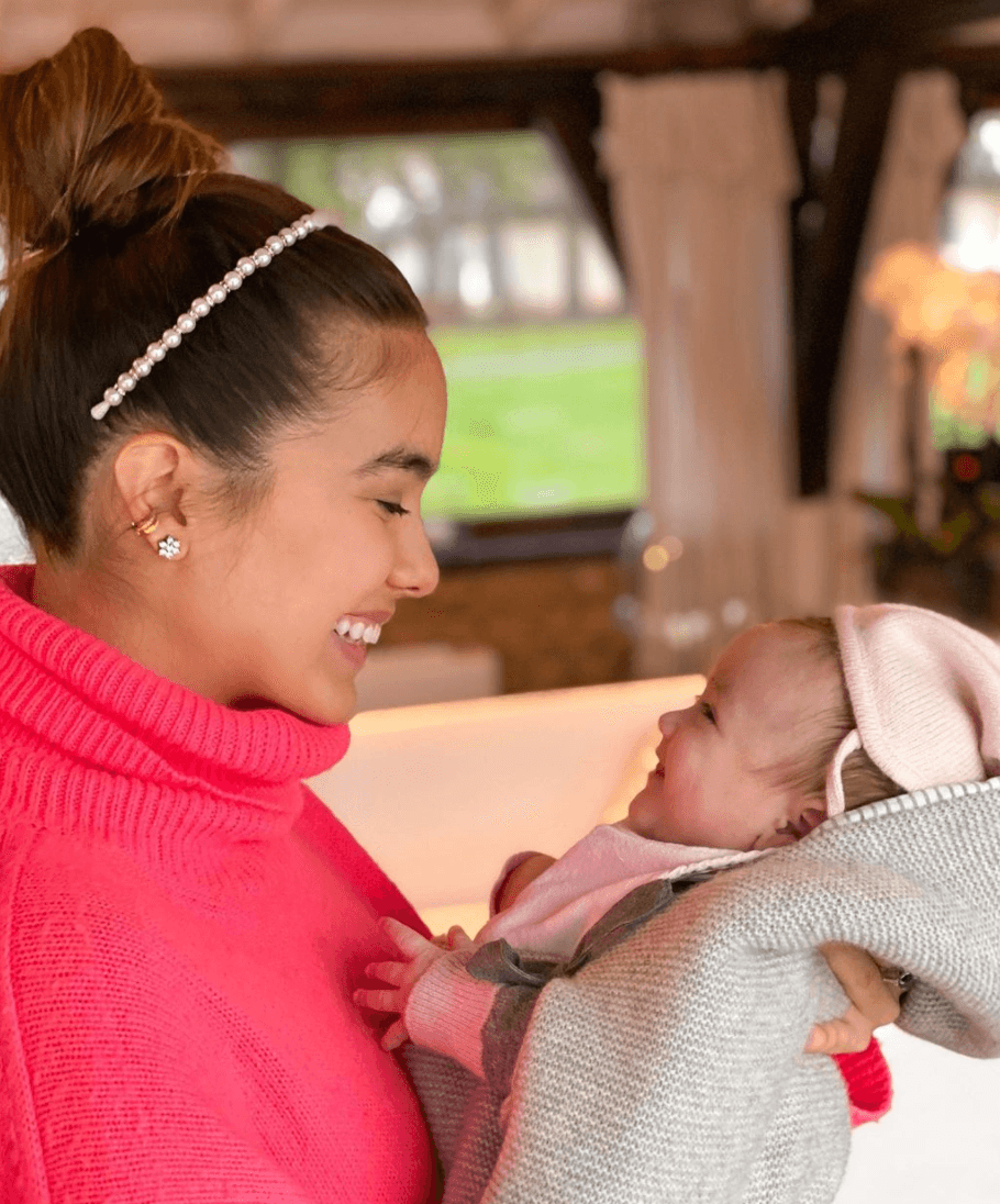 <b>Sharon Fonseca</b>, la pareja de Gianluca Vacchi, se convirtió en madre en el 2020. La modelo tuvo por primera vez en sus brazos a su bebé, Blu Jerusalema, el 27 de octubre. 
<br>
<br>El nacimiento de la bebé salió de maravilla, solamente que tuvo que ser operada meses después por haber nacido con el paladar hendido. Los famosos influencers no han dudado en presumir a la pequeña con divertidos bailes en sus redes sociales.