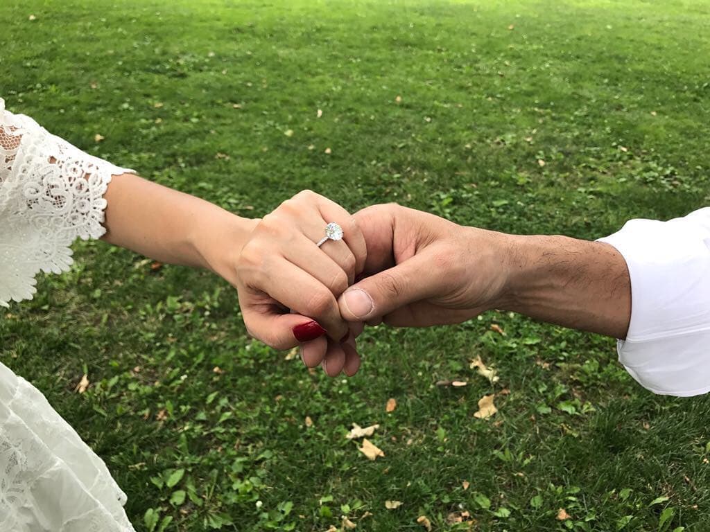Su relación escaló pronto y a los pocos meses George Seely ya le había pedido matrimonio a la actriz. 
<br>