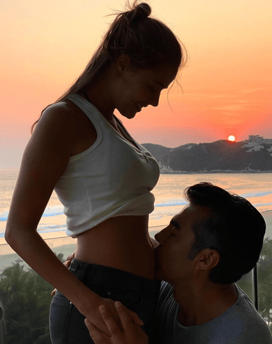 Con este tierna imagen que publicaron en Instagram, fue como la pareja dio a conocer que estaban en la espera de un hijo.
<br>
<br>El comediante escribió en el pie de la publicación: "Hace 2 años pasé la prueba más difícil de mi vida. Un año después llegó la mujer que me cambio la vida. Y ahora los dos estamos esperando una nueva vida! Mi amor
<a href="https://www.instagram.com/thuanymart/">@thuanymart</a> gracias por hacerme el hombre más feliz del mundo!
<a href="https://www.instagram.com/explore/tags/graciasdios%F0%9F%99%8F/">#GraciasDios </a>
<a href="https://www.instagram.com/explore/tags/bebeencamino/">#bebeencamino"</a>
<br>