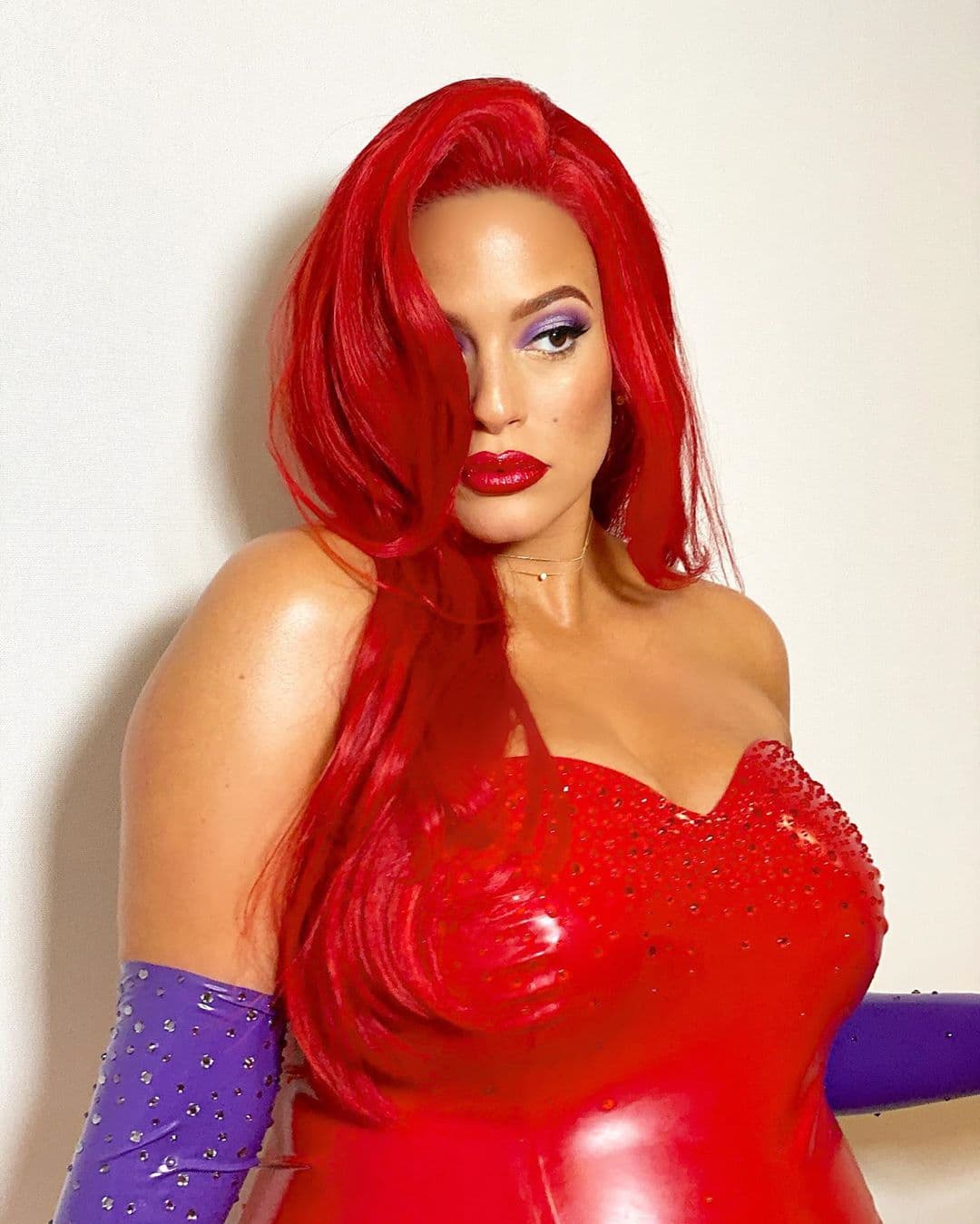 La modelo, Ashley Graham derrochó sensualidad al vestirse como Jessica Rabbit de la película ¿Quién engañó a Roger Rabbit? (1998).