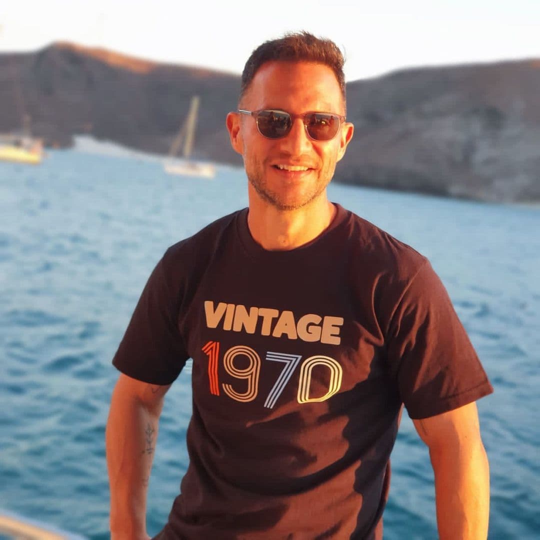 Disfruta de hacer ejercitarse, por lo que presume su marcada figura, pero también asiste a maratones y es amante del golf.