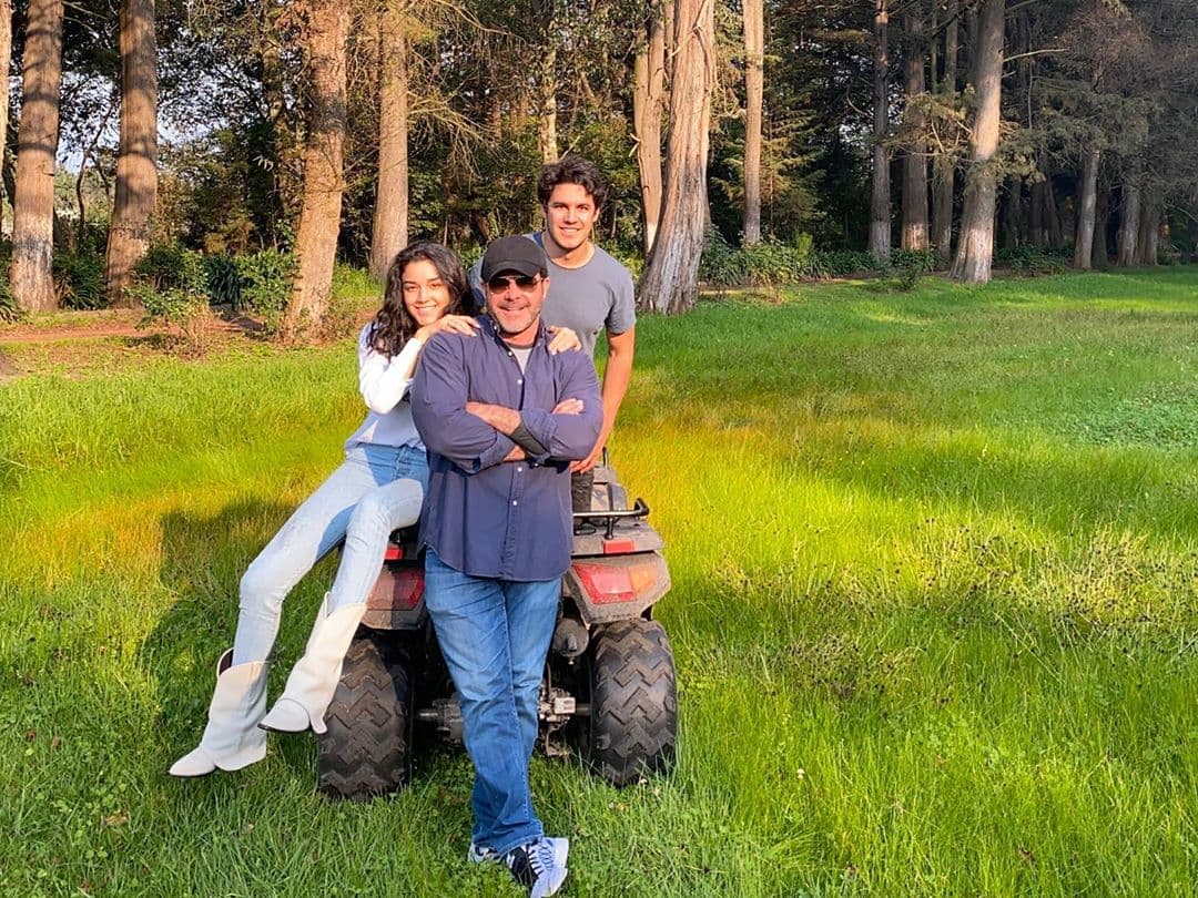 "Somos un matrimonio común y corriente. Hemos pasado por cosas difíciles por cosas no tan difíciles, hemos llorado juntos, hemos tenido momentos de felicidad, de amor. Cosas buenas y malas, pero no somos un matrimonio de superhéroes", dijo en el programa ‘De Primera Mano’.