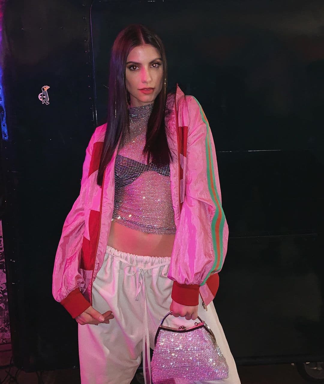 Para la premiere de la serie de Netflix, Desenfrenadas (2020), Bárbara López eligió un look muy sport pero elegante de la firma Gucci. La blusa tipo
<i>crop top</i> de cuello de tortuga y con destellos plateados dejó ver su bra en color negro por debajo.