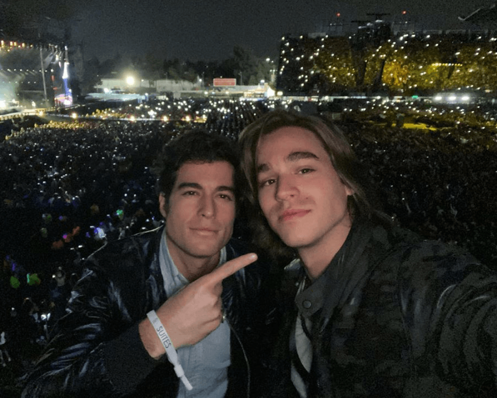 Felipe es otro de sus hermanos más chicos. También dejó Ecuador y se estableció en CDMX para comenzar una carrera como actor. Y por lo que se puede ver, es muy unido al famoso actor, quien seguro lo considera un ejemplo a seguir. No dudamos que sea el próximo galán de telenovelas.