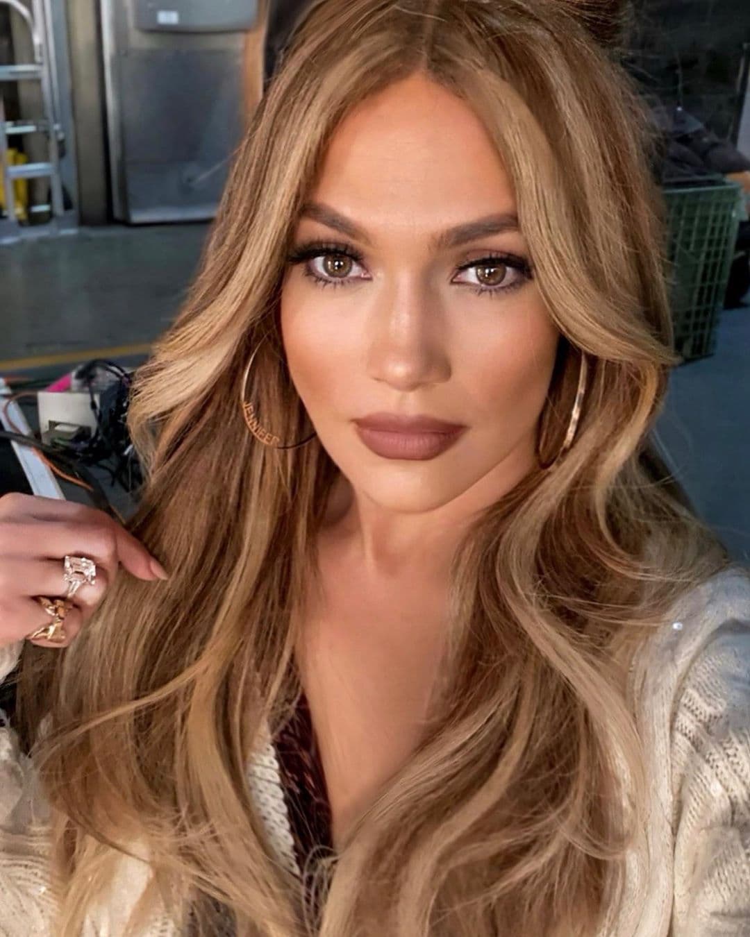 Decenas de comentarios de fans aseguraron que dicho look hacía homenaje a la década de los dosmiles y no faltó quien comparara la nueva imagen de J.Lo con el estilo que manejaba en videoclips como “Waiting for Tonight”.