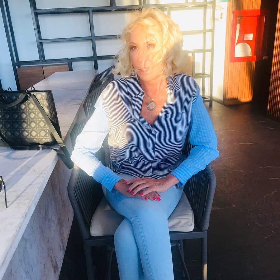 "
<b>¿Qué dice el público?"</b>
<br>Algo que caracteriza a Laura Bozzo, con sus más de 25 años de carrera, es que siempre se ha preocupado por la opinión de su público, que siempre ayudan a decidir en los temas más polémicos que se tocan en sus
<i>talk shows</i>.
<br>