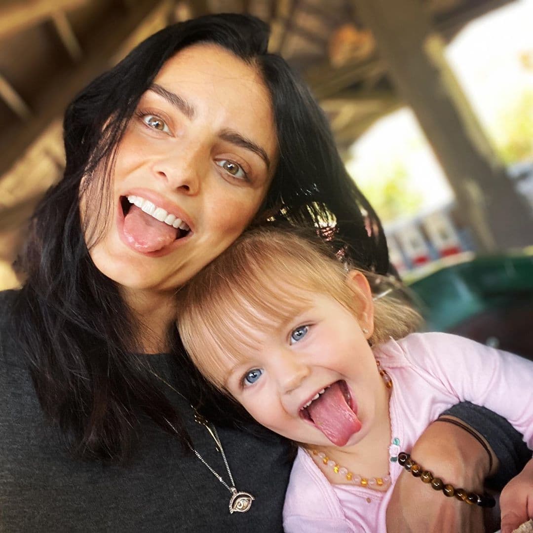 “Desde que soy mamá me ha costado muchísimo trabajo sentarme a conectar conmigo, a dejarme sentir las cosas que estoy sintiendo para procesarlas con calma. Me ha costado trabajo tomarme mis espacios de calidad...”, señaló la protagonista de
<b>La Casa de las Flores</b>.
<br>