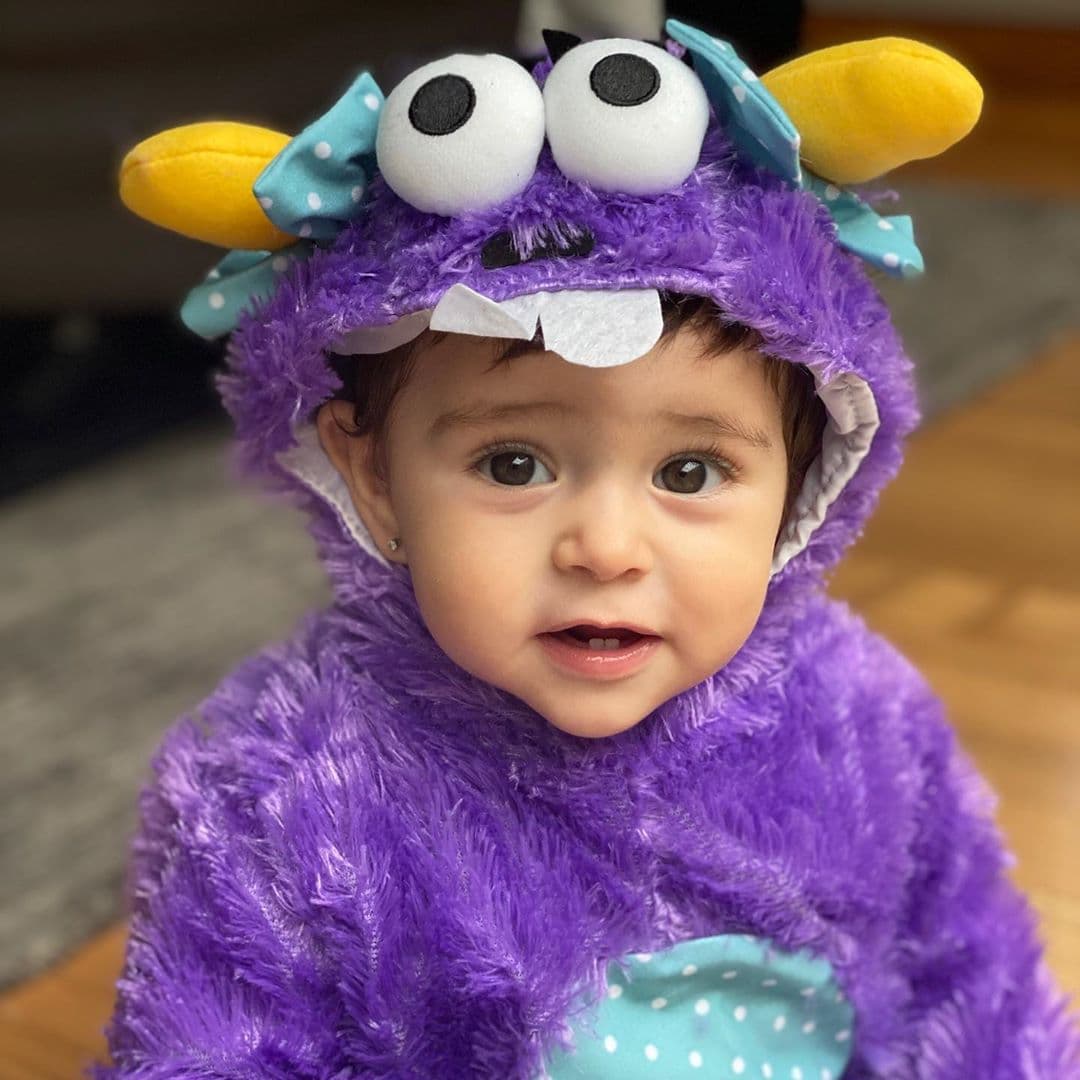 El mes de octubre es un gran pretexto para que todos se disfracen y por ello, algunos famosos mostraron fotografías de cómo se veían sus hijos vestidos de otros personajes.Jacky Bracamontes compartió los adorables disfraces de sus bebés.