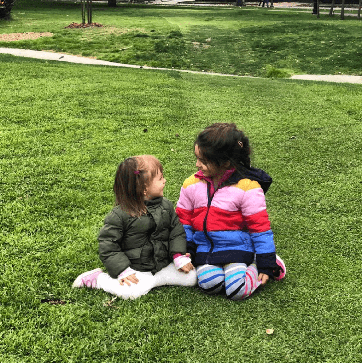 Aprovechando la cuarentena, Aislinn Derbez dijo que durante este tiempo se desconectará de la redes sociales, para tomarlo como un “detox” y “reset” de todo. Para compartir sus planes, la actriz eligió esta tierna imagen en la que se ve a su hermana, Aitana y a su pequeña hija, Kailani. “Amo que se amen como hermanas aunque sean tía y sobrina (¿qué loco, no?).