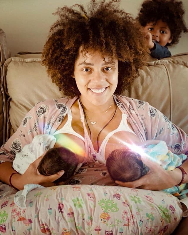 Durante sus primeros días como mamá de Tadeo y el pequeño Dante (QEPD), Brenda Kellerman compartió orgullosa en sus redes el logro de poco a poco ser capaz de amamantar a sus mellizos al mismo tiempo.