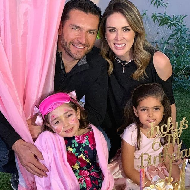 Jacqueline Bracamontes y su esposo, Martín Fuentes, son parte de este club de “conejitos” quienes gozan de una gran familia.