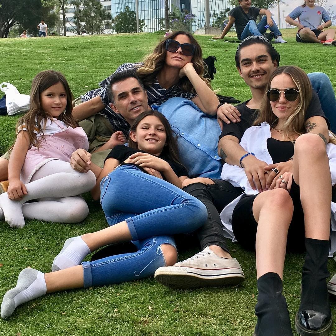 Durante su romance con Bárbara Mori, el actor Sergio Mayer se convirtió en papá por primera vez de Sergio. La entonces pareja se separó en buenos términos y compartieron exitosamente la custodia. En el 2009, Mayer contrajo nupcias con Issabela Camil y tienen dos hijas, Antonia y Victoria. Como pareja disfrutan su etapa de abuelitos, pues su hijo mayor es papá de Mila.