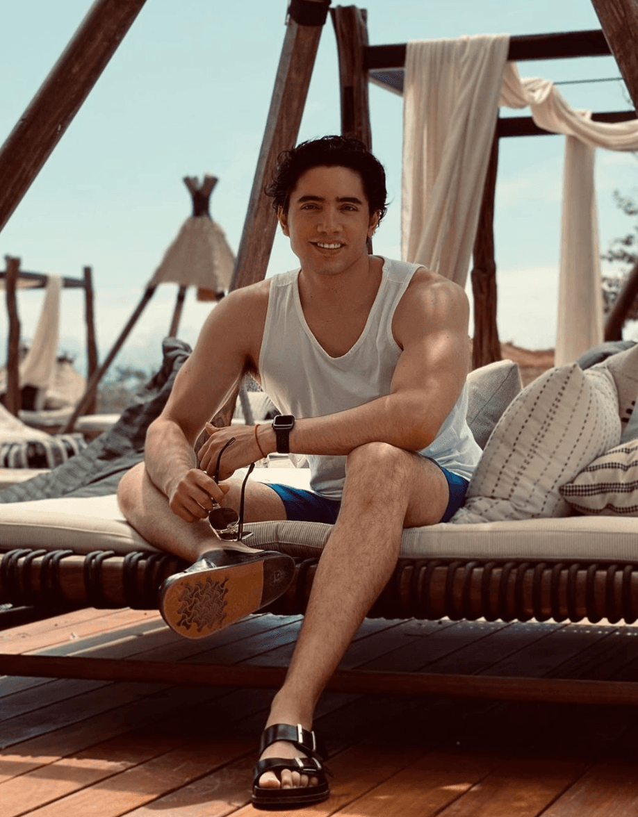 Alex Fernández Jr. es fruto del matrimonio de Alejandro Fernández con América Guinart. Recién cumplió 26 años y ha seguido los pasos de su famoso padre en la música.
<br>
