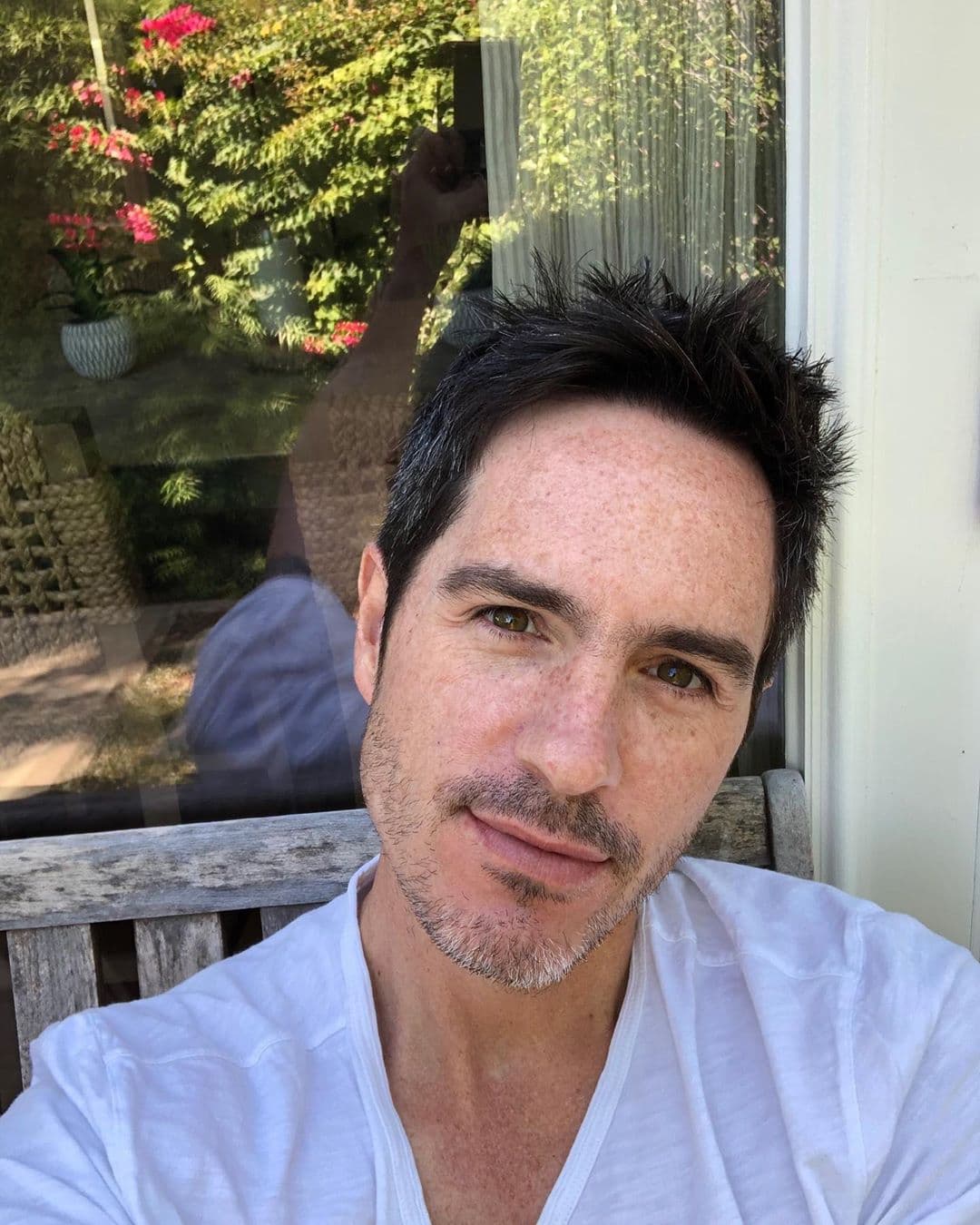 Estas situaciones definitivamente no fueron sencillas para el actor, pues a sus cortos 9 años, el actor comenzó a tomar alcohol. De acuerdo a una entrevista con la revista Quién, Ochmann probó las bebidas alcohólicas desde corta edad, en busca de un escape a los problemas emocionales que tenía acarreando desde muy pequeño: “Desde niño conocí el alcohol, habré tenido como ocho o nueve años. Con todos esos fantasmas y ese rollo que estaba viviendo me gustó la sensación, la fuga de todo lo que sucedía”.
<br>