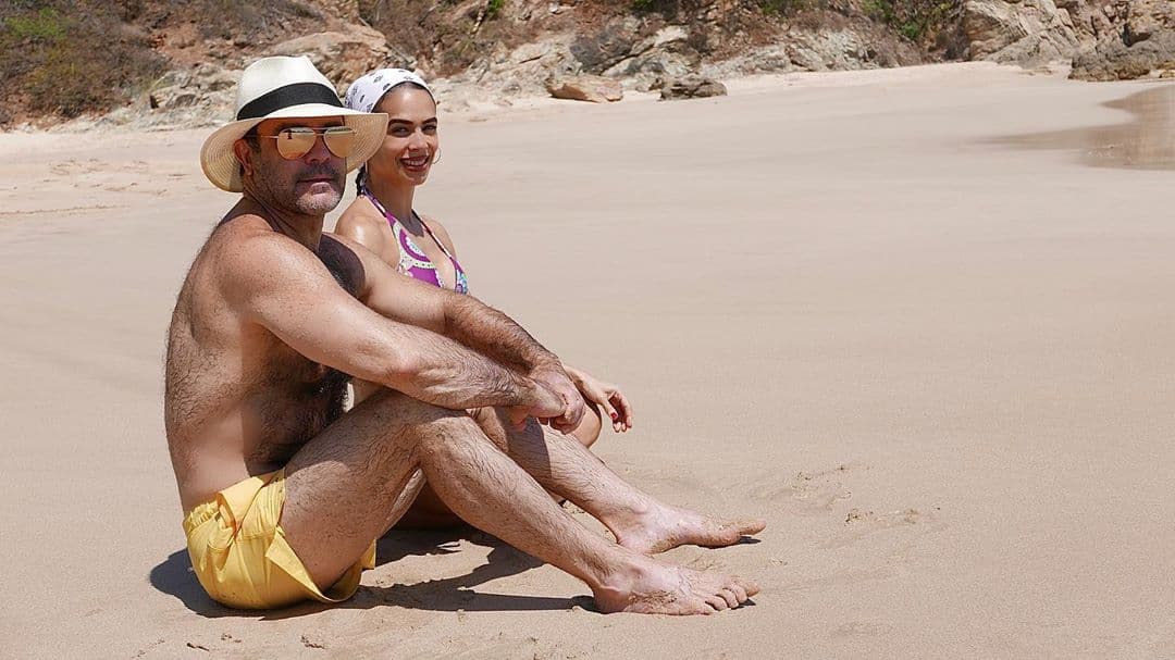Finalmente, el actor compartió un retrato junto a su esposa asegurando que “Velma (de Chicago) merecía un descanso”, a lo que seguidores respondieron al pie de foto con felicitaciones por “haberse ligado a la chaparrita”.