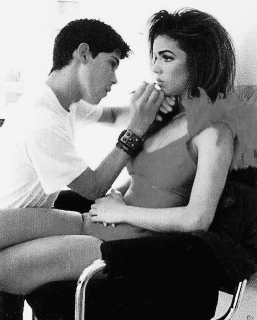 En una reciente publicación en Instagram, la también hija de Eduardo Capetillo publicó la comparación entre una foto de su madre en la juventud y una imagen suya mientras el maquillista Vicente Montoya creaba un glamouroso look en la joven.