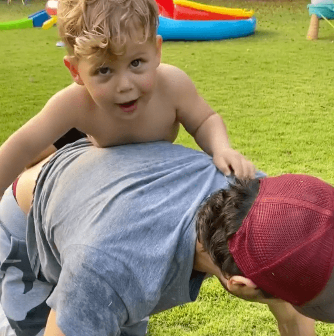 Sin duda, Enrique ha disfrutado al máximo ser padre; aquí con Nicholas jugando "caballito".