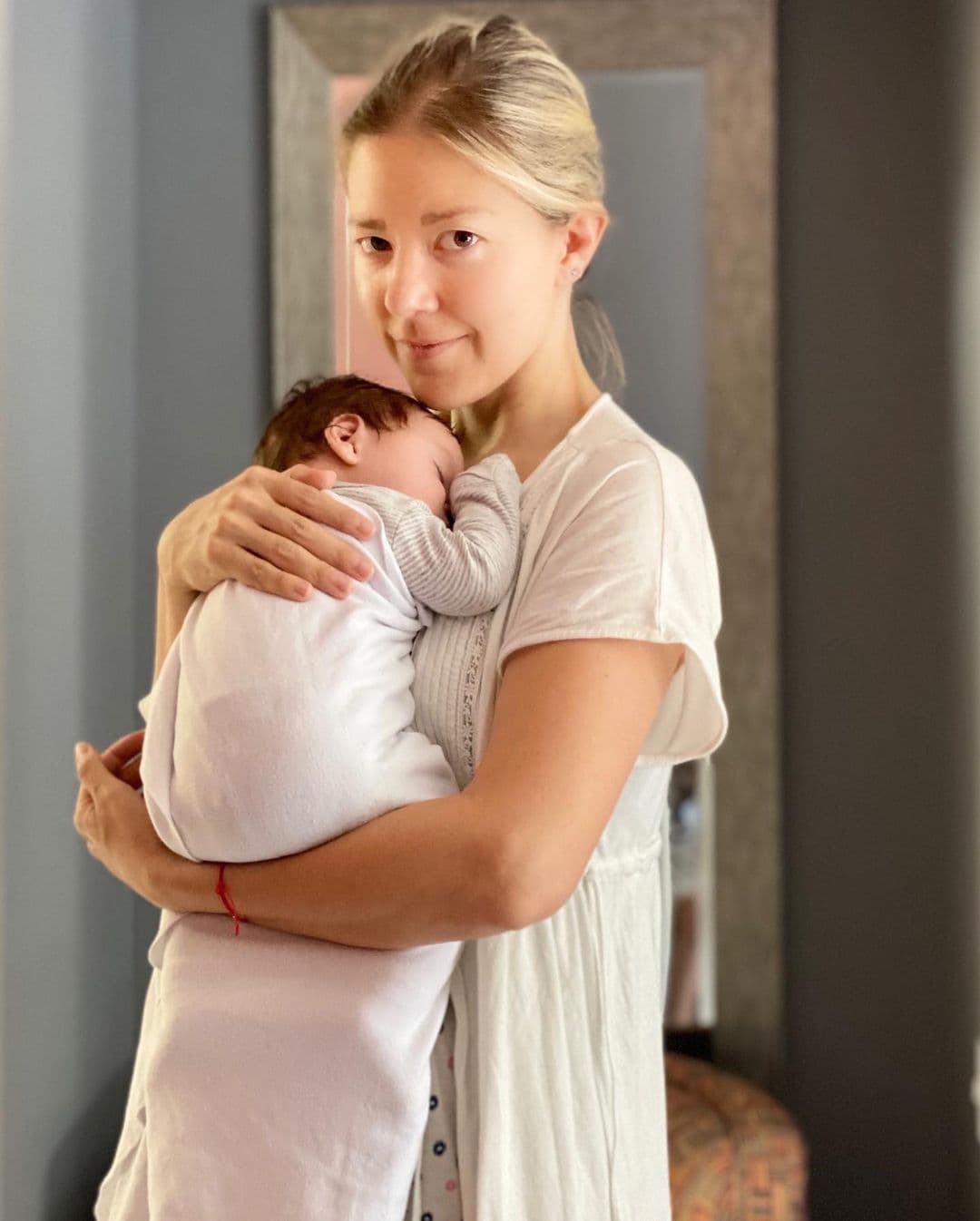 Fernanda Castillo y su hijo Liam.