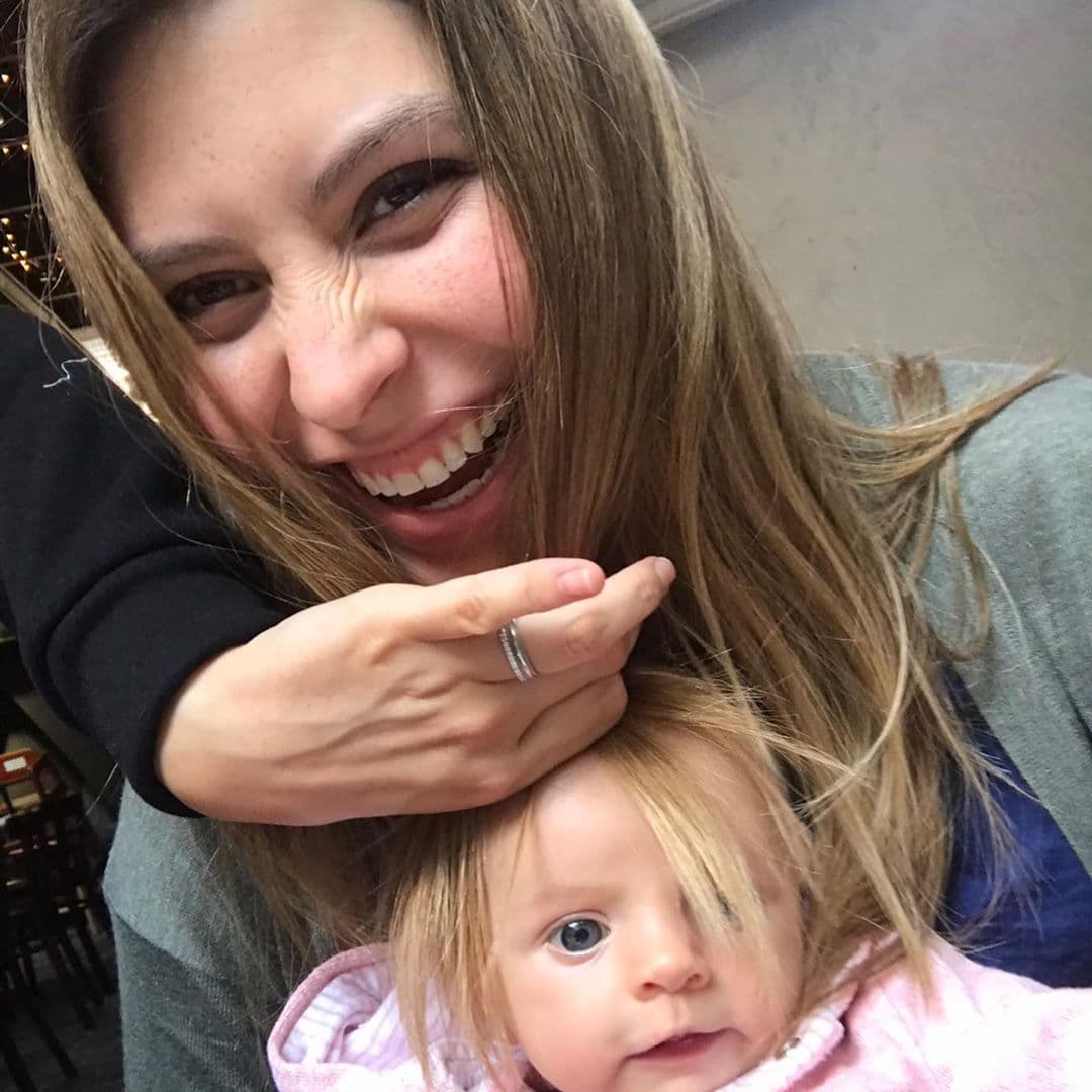 "Ella es Mich @michaguilerac mi hermana y hoy es su cumpleaños... es hija de mi mamá y su papá. Es 7 años menor que yo y sin embargo siempre se porta (y me trata) como hermana mayor", explicó la actriz.