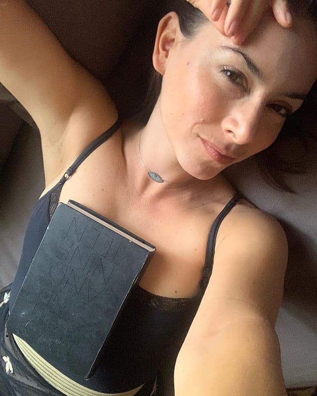 Claudia Lizaldi: Qué onda Mau, yo conozco uno de cultura, de amistad, de hermandad de hecho, un mundo en el que puede doler mucho ser quien se es. Un mundo que no necesita este tipo de mensajes. Si quieres hablar de amor hazlo, pero esto que escribes promueve justo lo contrario. Te abrazo.