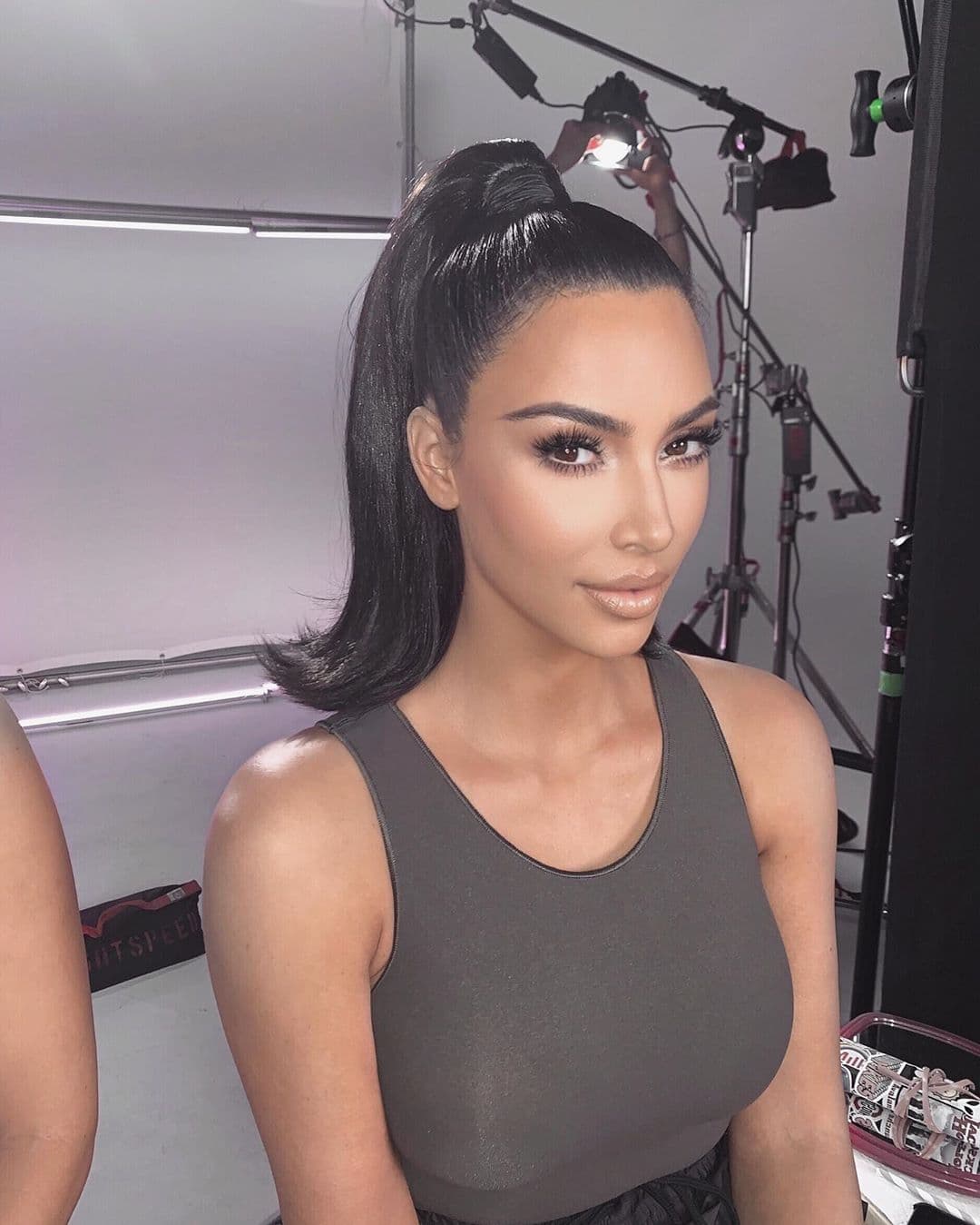 Contour: Kim Kardashian puso de moda este truco de maquillaje que ya era utilizado por maquillistas desde hace tiempo, pero se incorporó a las rutinas de belleza de la mayoría de las mujeres en años recientes.